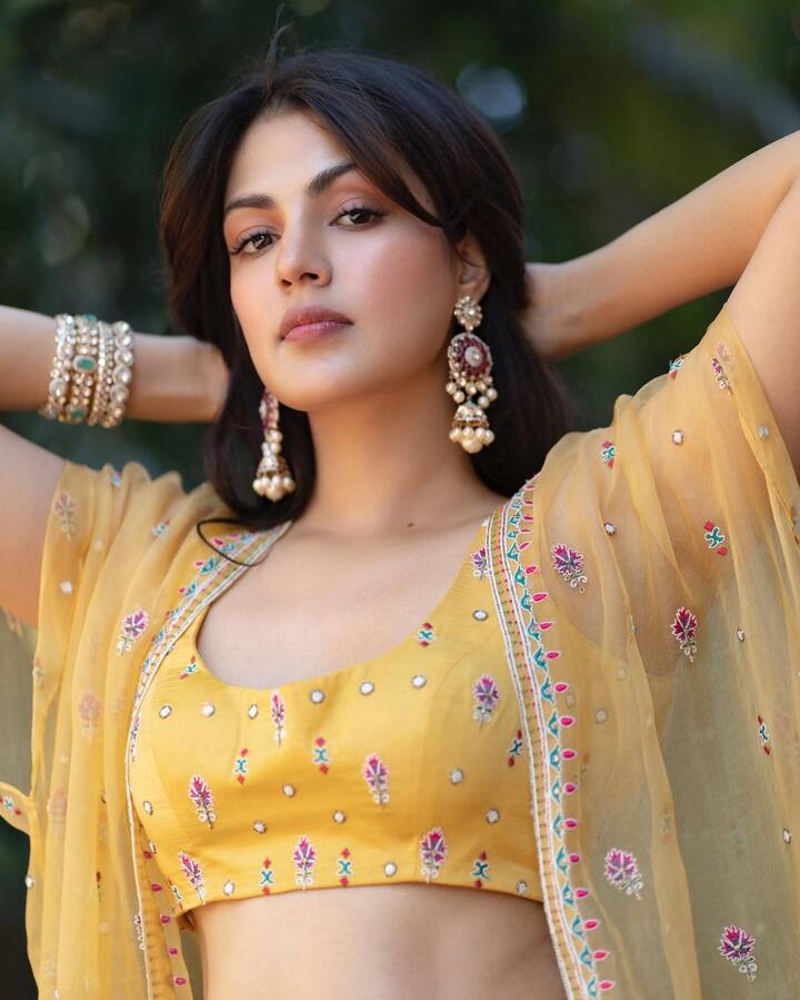 इन तस्वीरों को शेयर करते हुए रिया चक्रवर्ती ने कहा- हर छोटी और नॉर्मल चीज़ें, मुझे खुशियां दे जाती हैं.