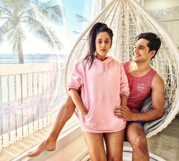 ये रिश्ता क्या कहलाता है में नमन का किरदार निभाते थे अंशुल पांडे और करिश्मा का रोल प्ले करती थीं प्रियंका उधवानी. दोनों सीरियल में काम करने के दौरान करीब आए. छह साल तक रिलेशनशिप में रहने के बाद दोनों का ब्रेकअप हो गया था.