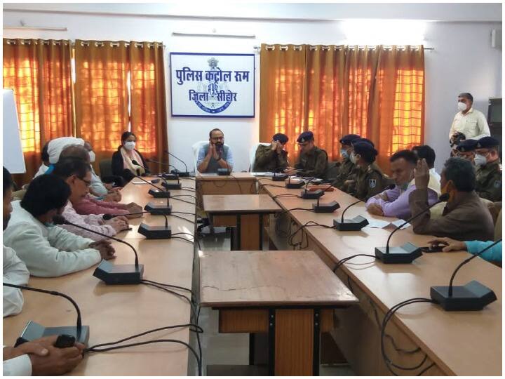 Sehore peace committee meeting held at SP office control room ANN Sehore: त्योहारों के मद्देनजर कलेक्टर ने बुलाई शांति समिति की बैठक, अधिकारियों को दिए ये निर्देश