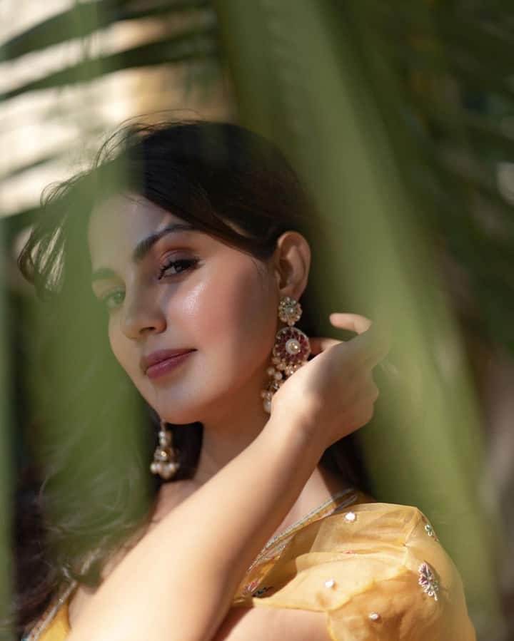 साथ ही हल्दी रस्म की तस्वीरों को शेयर करते हुए रिया कभी पत्तों के पीछे छुपती नजर आईं तो कभी कातिलाना पोज देती दिखीं.