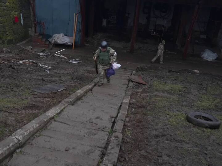 अमेरिकी राष्ट्रपति जो बाइडन ने स्थिति का जायजा लेने के लिए सुबह वाशिंगटन में राष्ट्रीय सुरक्षा परिषद की एक बैठक बुलाई थी. ब्रिटेन के प्रधानमंत्री बोरिस जॉनसन ने कहा, ‘‘हमारा रुख स्पष्ट है: कूटनीतिक, राजनीतिक, आर्थिक और सैन्य स्तर पर व्लादिमीर पुतिन का यह बर्बर कृत्य अवश्य नाकाम होगा.’’