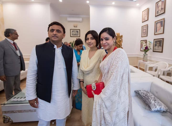 अखिलेश यादव देश और उत्तर प्रदेश के एक चर्चित राजनेता होने के साथ ही तीन बच्चों के पिता और एक पति भी हैं. वह राजनीति भी करते हैं और परिवार के साथ क्वालिटी टाइम स्पेंड करने छुट्टियों पर भी जाते हैं.