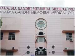 Indore: नकल का तरीका देख फ्लाइंग स्क्वाड के होश उड़े, ‘मुन्नाभाई’ ने सर्जरी से कान में फिट कराया था ब्लूटूथ