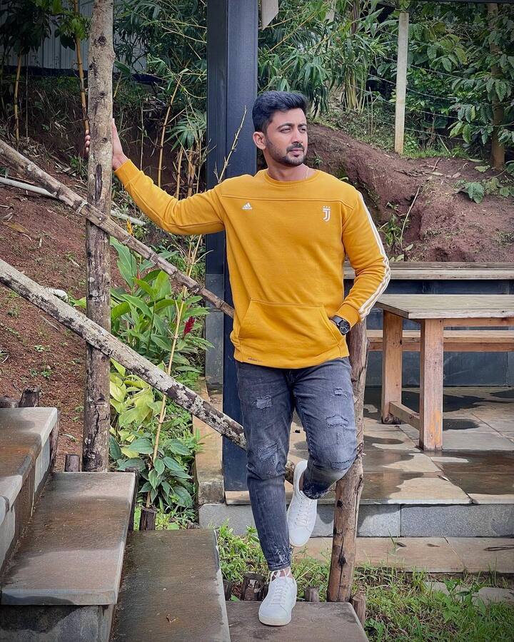 చిన్నప్పటి నుంచీ ఆర్మీలో జాయిన్ అవ్వాలనే కోరికతో స్కూల్, కాలేజీలో NCC చేశాడు. స్పోర్ట్స్ పట్ల చాలా ఆసక్తిగా చూపించేవాడు. కానీ దురదృష్టం వెంటాడింది. ఓ ప్రమాదంలో తన లిగిమెంట్ దెబ్బతిని ఆర్మీలో చేరాలన్న ఆశ కలగానే మిగిలిపోయింది. ఆ తర్వాత రేడీయో జాకీగా, ఇప్పుడు బుల్లితెరపై సత్తాచాటుకుంటున్నాడు.