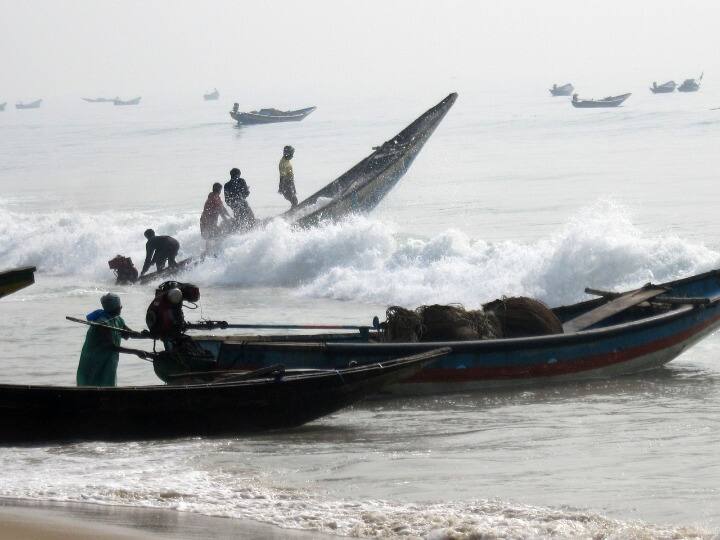 Sri Lankan Navy Arrests 22 TN Fishermen For Crossing Int'l Maritime Boundary Line Sri Lankan Navy Arrests 22 TN Fishermen For Crossing Int'l Maritime Boundary Line