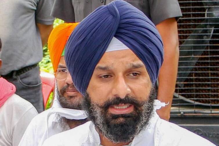 Bikram Singh Majithia was sent from Sangrur Jail to Patiala Central Jail after completing the paperwork ਬਿਕਰਮ ਮਜੀਠੀਆ ਨੂੰ ਕਾਗਜ਼ੀ ਕਾਰਵਾਈ ਪੂਰੀ ਕਰਨ ਤੋਂ ਬਾਅਦ ਸੰਗਰੂਰ ਜੇਲ੍ਹ ਤੋਂ ਪਟਿਆਲਾ ਕੇਂਦਰੀ ਜੇਲ੍ਹ ਭੇਜਿਆ 