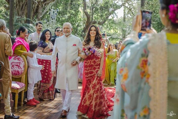 वहीं हनीमून को लेकर भी हनी ईरानी ने रिवील किया कि इसके बारे में उन्हें जानकारी नहीं है. उनके मुताबिक फरहान अपनी फिल्म की शूटिंग शुरू करने जा रहे हैं ऐसे में वो नहीं जानती कि हनीमून को लेकर उनके प्लान हैं. (फोटो – सोशल मीडिया)