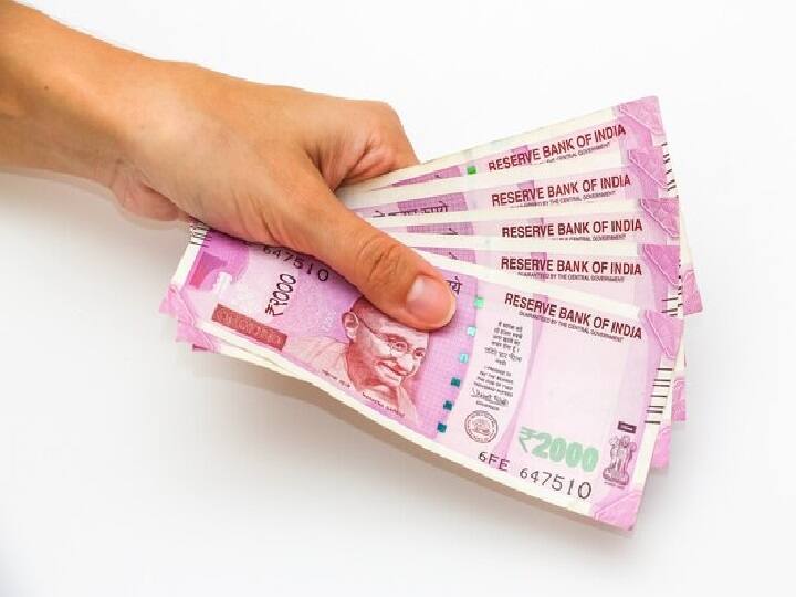 अगर आपने पीपीएफ अकाउंट (PPF Account) खुलवा रखा है तो आपको इस अकाउंट पर भी लोन मिल सकता है. इस लोन की सुविधा आप अकाउंट खुलने के 3 साल के बाद ले सकते हैं. आपको लोन जमा राशि का 25 प्रतिशत तक मिल सकता है.  (PC: Freepik)