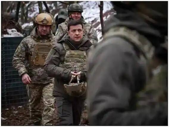 Russia-Ukraine Crisis volodymyr zelensky ukraine president zelensky visiting the frontlines Russia-Ukraine Crisis : आधी पुतीन यांना नडले, मग युक्रेनचे राष्ट्रपती सैन्यासह स्वत: रणांगणात