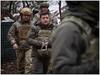 Russia-Ukraine Crisis : आधी पुतीन यांना नडले, मग युक्रेनचे राष्ट्रपती सैन्यासह स्वत: रणांगणात