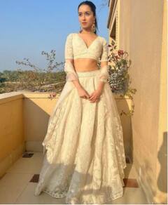 ਵਾਈਟ ਲਹਿੰਗੇ 'ਚ ਬੇਹੱਦ ਖੂਬਸੂਰਤ ਲੱਗ ਰਹੀ ਸ਼ਰਧਾ ਕਪੂਰ, ਨਹੀਂ ਹਟਾ ਸਕੋਗੇ ਫੋਟੋਆਂ ਤੋਂ ਨਜ਼ਰ