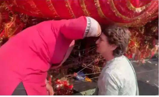 ਹਾਲ ਹੀ ਵਿੱਚ ਆਪਣੇ ਲਖਨਊ ਦੌਰੇ 'ਤੇ ਪਹੁੰਚੀ ਕਾਂਗਰਸ ਦੀ ਜਨਰਲ ਸਕੱਤਰ ਪ੍ਰਿਯੰਕਾ ਗਾਂਧੀ ਵੀ ਮਰੀ ਮਾਤਾ ਮੰਦਰ ਪਹੁੰਚੀ ਅਤੇ ਇੱਥੇ ਪੂਜਾ ਕੀਤੀ। ਪੂਜਾ ਤੋਂ ਬਾਅਦ ਪ੍ਰਿਅੰਕਾ ਨੇ ਮੰਦਰ 'ਚ ਚੁਨਰੀ ਅਤੇ ਘੰਟੀ ਵੀ ਬੰਨ੍ਹੀ। ਇਸ ਦੀ ਇੱਕ ਵੀਡੀਓ ਕਾਂਗਰਸ ਨੇ ਆਪਣੇ ਅਧਿਕਾਰਤ ਟਵਿੱਟਰ ਅਕਾਊਂਟ ਤੋਂ ਸ਼ੇਅਰ ਕੀਤੀ ਹੈ।