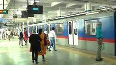 Kolkata Metro: 'যাত্রী নিরাপত্তার স্বার্থে সর্বোচ্চ গতিবেগে মেট্রো চালানো যাচ্ছে না' জানাল মেট্রোরেল কর্তৃপক্ষ । Bangla News