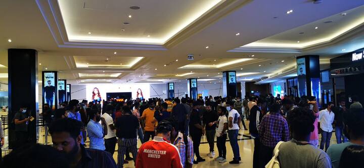 துபாயில் முதல் காட்சிக்கு காத்திருக்கும் ரசிகர்கள்..