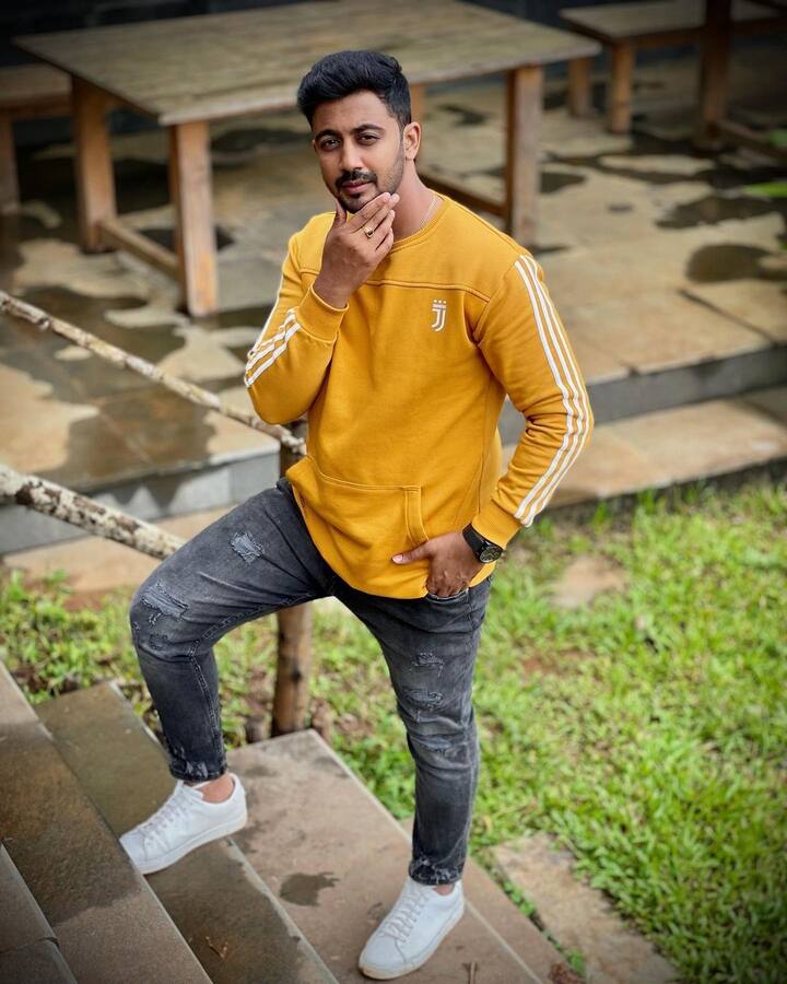 ఎన్నెన్నో జన్మల బంధం సీరియల్ లో యష్ గా మెప్పిస్తోన్న తన అసలు పేరు నిరంజన్. 1996 ఆగస్టులో జన్మించిన నిరంజన్ విద్యాభ్యాసం మొత్తం తాను పుట్టిన బెంగళూరులోనే జరిగింది. నిరంజన్ తల్లి టీచర్, తండ్రి క్యాటరింగ్ బిజినెస్ చేసేవాడు.