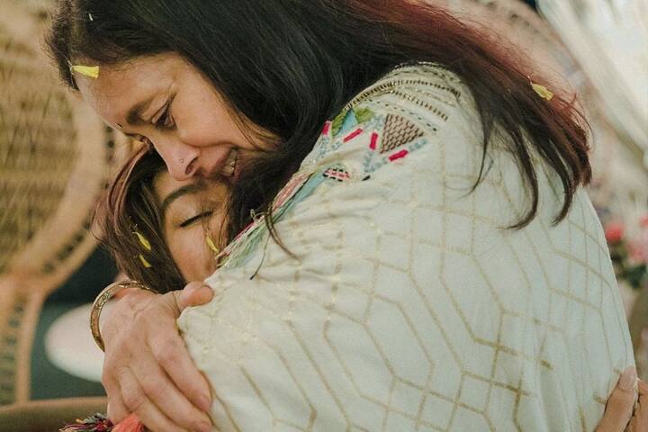 इस फोटो में शिबानी दांडेकर की मां उन्हें हग करती हुई दिखाई दे रही हैं. इतना ही नहीं बल्कि उनकी मां को इमोशनल होते हुए भी देखा जा सकता है.