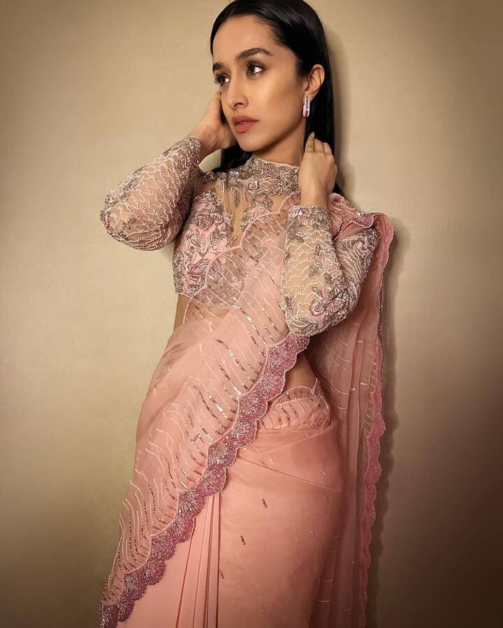 वर्कफ्रंट की बात करें श्रद्धा जल्द ही रणबीर कपूर (Ranbir Kapoor) के साथ रॉम-कॉम फिल्म में नजर आने वाली हैं. इस फिल्म का अभी तक टाइटल फाइनल नहीं किया गया है. (फोटो-सोशल मीडिया)
