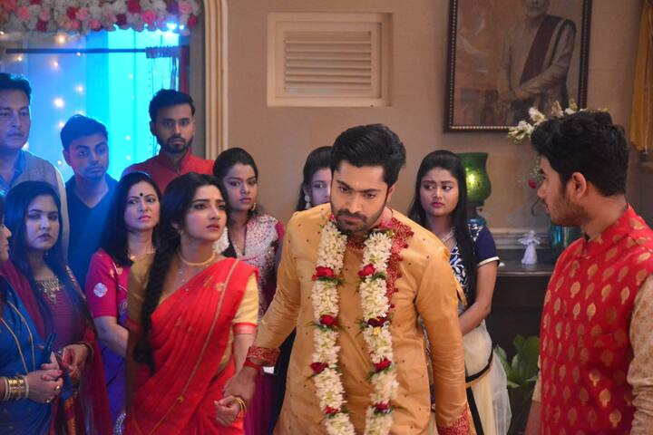 ধারাবাহিকের গল্পে ধারা অনুযায়ী, আহির ও রঞ্ঝার বিয়ের আয়োজন করা হয়। কিন্তু বিয়ের আসরেই ঘটে একেবারে উল্টো কাণ্ড।