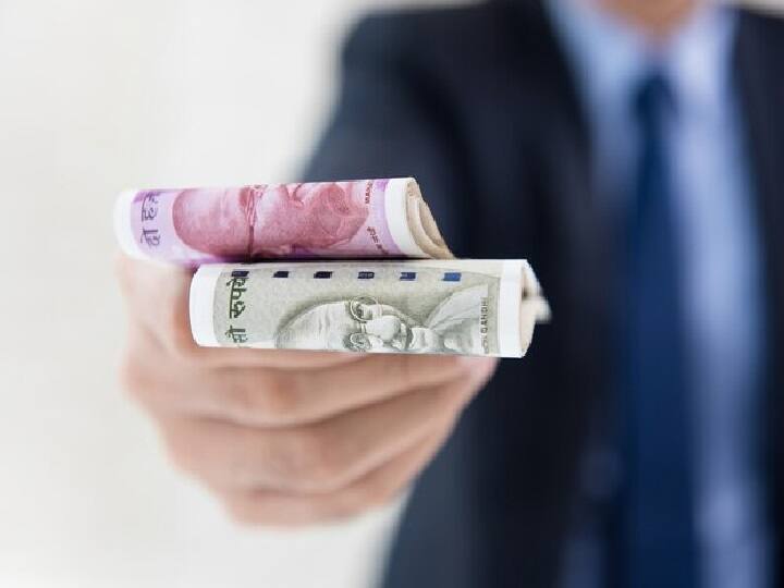 आपको बता दें कि अगर आपने पैसे म्यूच्यूअल फंड (Mutual Fund)  या शेयर में लगा रखें हैं तो आपातकाल स्थिति में इन पैसों का इस्तेमाल भी आप लोन प्राप्त कर सकते हैं. (PC: Freepik)