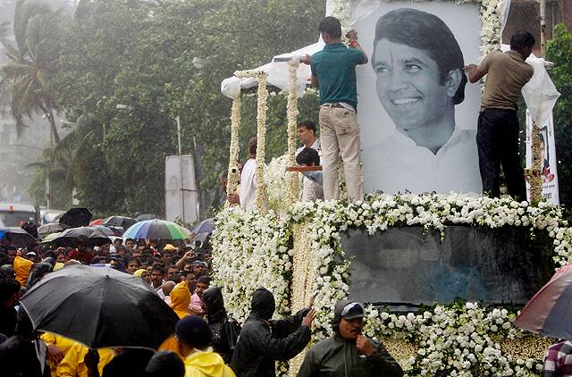 राजेश खन्ना ने अपने परिवार से कहा था कि वह एक सुपरस्टार की तरह जिये और मरने के बाद भी उनका जनाजा किसी सुपरस्टार की ही तरह निकलना चाहिए. परिवार के लोगों ने राजेश खन्ना की इस अंतिम इच्छा को बखूबी पूरा भी किया था.