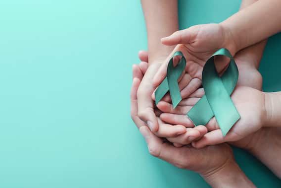 ovarian cancer:શરીરમાં દેખાય આ સામાન્ય 4 લક્ષણો તો ક્યારેય ન કરો નજર અંદાજ, હોઇ શકે છે કેન્સર ovarian cancer:શરીરમાં દેખાય આ સામાન્ય 4 લક્ષણો તો ક્યારેય ન કરો નજર અંદાજ, હોઇ શકે છે કેન્સર