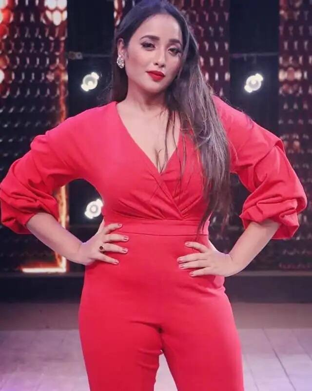 रेड ड्रेस में रानी का ये सादगी भरा अंदाज भी फैंस की धड़कनें बढ़ाने के लिए काफी है.