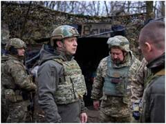 Russia Ukraine War: जवानों के साथ युद्ध के मैदान पर उतरे यूक्रेन के राष्ट्रपति वलोडिमिर जेलेंस्की, सेना के लिबास में तस्वीरें वायरल