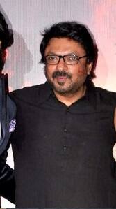 'খামোশি- দ্য মিউজিক্যাল' ছবি দিয়ে পরিচালক হিসেবে বলিউডে আত্মপ্রকাশ হয় সঞ্জয়লীলা বনশালীর। এই ছবিতে ক্যামিও চরিত্রে দেখা যায় হেলেনকে। জানা যায়, সলমন খানের বিশেষ অনুরোধে এই ছবিতে ক্যামিও চরিত্রে অভিনয় করতে রাজি হন হেলেন। পরিচালিত প্রথম ছবির জন্যই ফিল্মফেয়ার অ্যাওয়ার্ড পান।