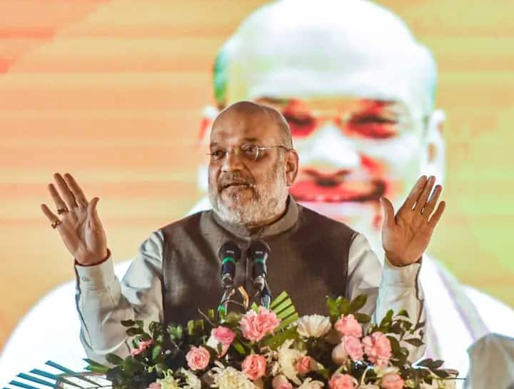 केंद्रीय गृहमंत्री अमित शाह से हिजाब को लेकर किए गए एक सवाल के जवाब में  कहा कि कोर्ट का फैसला आने के बाद देश की समस्त जनता को उस निर्णय को स्वीकार करना चाहिए.  अमित शाह ने नेटवर्ट 18 को दिए इंटरव्यू में कहा, ''मेरा मानना है कि सभी धर्म के लोगों को स्कूल की यूनिफार्म और ड्रेस कोड को अपनाना चाहिए व इसका पालन करना चाहिए. देश संविधान के आधार पर चलेगा.''