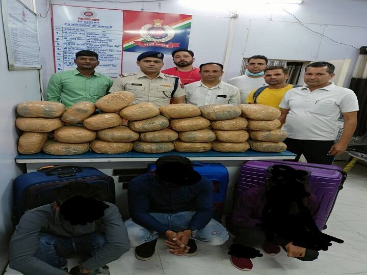 55 kg weed seized from Bhubaneswar Super Fast Express coming to Mumbai by Kalyan Railway Police भुवनेश्वरकडून मुंबईत येणाऱ्या सुपर फास्ट एक्स्प्रेसमधून 55 किलो गांजा जप्त, कल्याण रेल्वे पोलिसांची  कारवाई