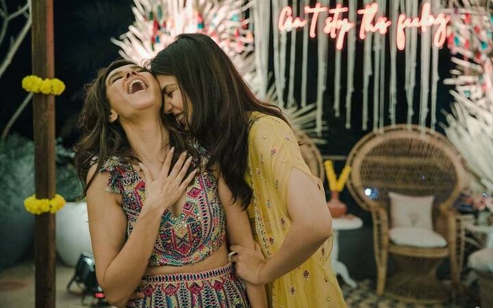 इस तस्वीर में शिबानी दांडेकर को उनकी बेस्ट फ्रेंड रिया चक्रवर्ती के संग देखा जा सकता है. रिया जब 16 साथ की थीं, तबसे वो शिबानी की फ्रेंड हैं.