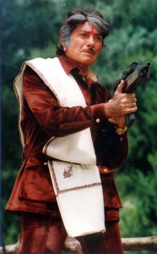 सुपरस्टार राजकुमार का निधन गले के कैंसर के कारण हुआ था. मरने से एक रात पहले उन्होंने अपने बेटे से कहा था कि पहले उनका अंतिम संस्कार करना तभी किसी को खबर करना. दरअसल राजकुमार नहीं चाहते थे कि उनके जनाजे पर किसी तरह की कोई भीड़ इकट्ठी हो.