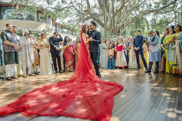 शादी के बाद करीबी लोगों ने शिबानी और फरहान को डिनर पर इन्वाइट का था और सेलिब्रेशन का ये सिलसिला अब यही तक सीमित है. इससे ज्यादा कुछ सेलिब्रेशन नहीं हो रहा है. (फोटो – सोशल मीडिया)