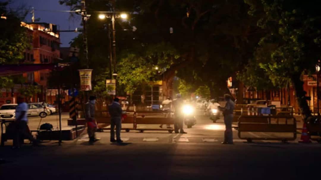 Gujarat govt lifts night curfew in Ahmedabad and Vadodara કોરોનાના કેસ ઘટતા ગુજરાત સરકારનો મોટો નિર્ણય, અમદાવાદ અને વડોદરામાંથી પણ રાત્રિ કર્ફ્યૂ હટાવાયો