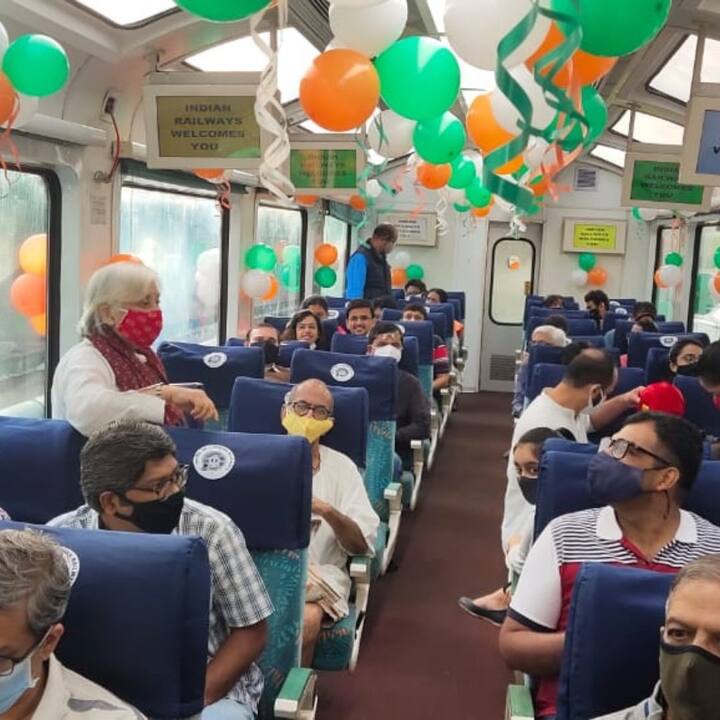 এই বিশেষ সুসজ্জিত কামরা হয় শীতাতপ নিয়ন্ত্রিত। কামরায় মাথার ওপর খোলা আকাশ। আশপাশও কাচের। (ছবি সৌজন্যে : মধ্য রেল)
