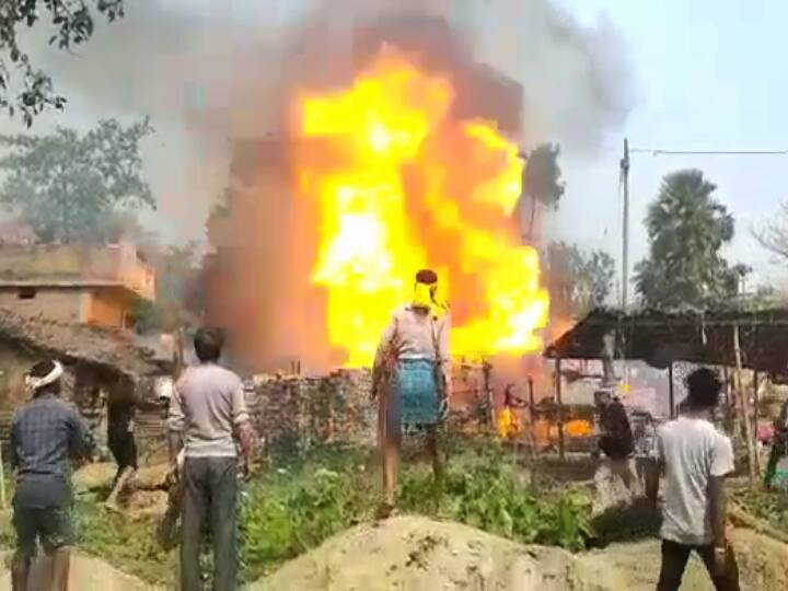 Samastipur News: Fire broke out in two houses due to short circuit of electricity in Samastipur, also gas cylinder blast ann Samastipur News: समस्तीपुर में बिजली के शॉर्ट सर्किट से दो घरों में लगी भीषण आग, गैस सिलेंडर फटने के बाद मची अफरातफरी