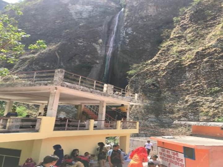 सिहाड़ बाबा मंदिर: जम्मू-कश्मीर (Jammu-kashmir) के रियासी (Reasi) में स्थित सिहाड़ बाबा (Siar Baba Temple) मंदिर भी काफी प्रसिद्ध है. माता वैष्णो देवी (Mata Vaishno Devi Temple) दर्शन के दर्शन के बाद आप यहां जा सकते हैं. सिहाड़ बाबा के पास एक झरना भी है, जो लगभग 20 मीटर ऊंचा है. शांति वाला समय बिताने के लिए ये जगह अच्छी है.