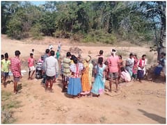 Bastar News: बस्तर से विस्थापित आदिवासियों के घरों पर चला बुलडोजर, सैकड़ों लोग हुए बेघर