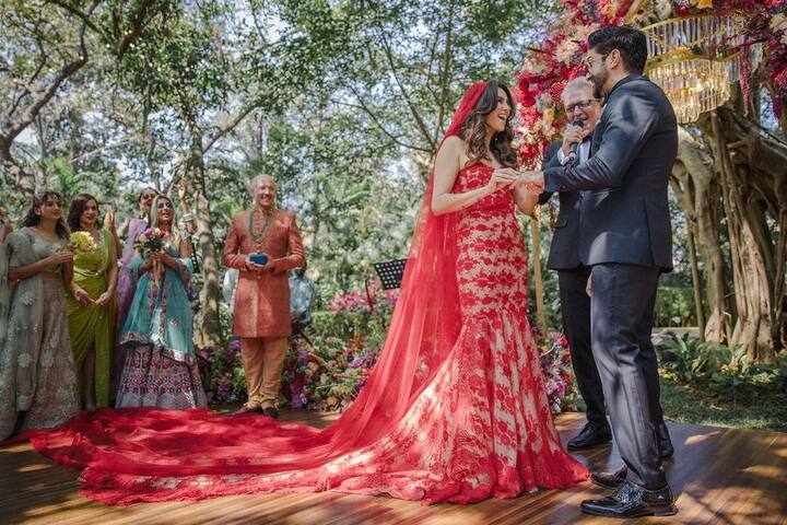 फरहान अख्तर की मां हनी ईरानी ने हाल ही में पिंकविला को दिए इंटरव्यू में इस पर बात की है. रिसेप्शन को लेकर हनी ईरानी ने साफ कर दिया है फिलहाल कोई रिसेप्शन नहीं होने जा रहा है. (फोटो – सोशल मीडिया)