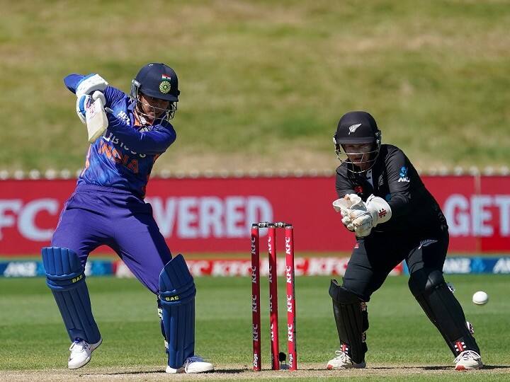 NZ v IND 5th ODI India Women Team Beat New Zealand by 6 Wickets Smriti Mandhana scorer 71 न्यूजीलैंड दौरे के आखिरी मैच में नसीब हुई पहली जीत, भारतीय महिला टीम ने पांचवां वनडे 6 विकेट से जीता