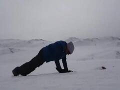 J&K News: 17500 फीट ऊंचाई और माइनस 30 डिग्री तापमान पर ITBP के 55 वर्षीय जवान ने दिखाया जोश, एक बार में कर डाले 65 पुशअप्स