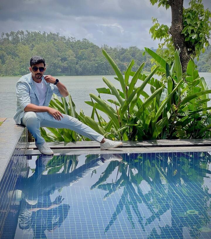 కన్నడ సీరియల్ 'గాంధారి' తో బుల్లితెరపై ప్రయాణం మొదలెట్టాడు. ఆ తర్వాత నిరంజన్ నటించిన నందిని సీరియల్ తెలుగులోనే కాకుండా తమిళం, మలయాళంలోనూ ప్రసారమైంది. ఈ సీరియల్ సక్సెస్ కావడంతో నిరంజన్ కి మంచి అవకాశాలు వచ్చాయి. ప్రస్తుతం ఎన్నెన్నో జన్మల బంధం సీరియల్ లో యష్ గా బుల్లితెర ప్రేక్షకుల ఆదరణ పొందుతున్నాడు నిరంజన్.