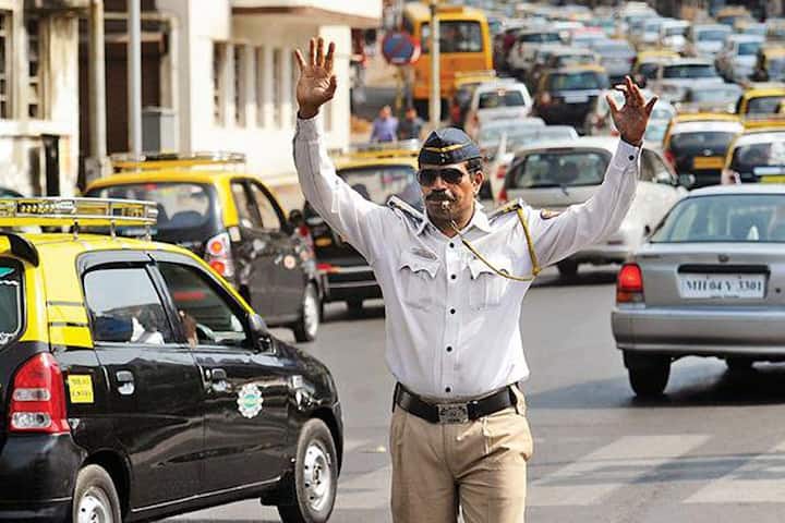 Madhya Pradesh biker gets city e-challan for not wearing seat belt from Mumbai Police Maharashtra News मुंबई पोलिसांचा अजब कारभार; भोपाळमधील दुचाकीस्वाराला सीट बेल्ट न लावल्यानं पाठवलं ई-चलान