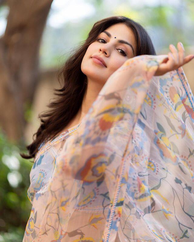 दोस्त शिबानी डांडेकर की शादी में खिंचवाई खूबसूरत तस्वीरों में रिया चक्रवर्ती (Rhea Chakraborty) फिर से खुशनुमा जिंदगी जीती नजर आ रही हैं.