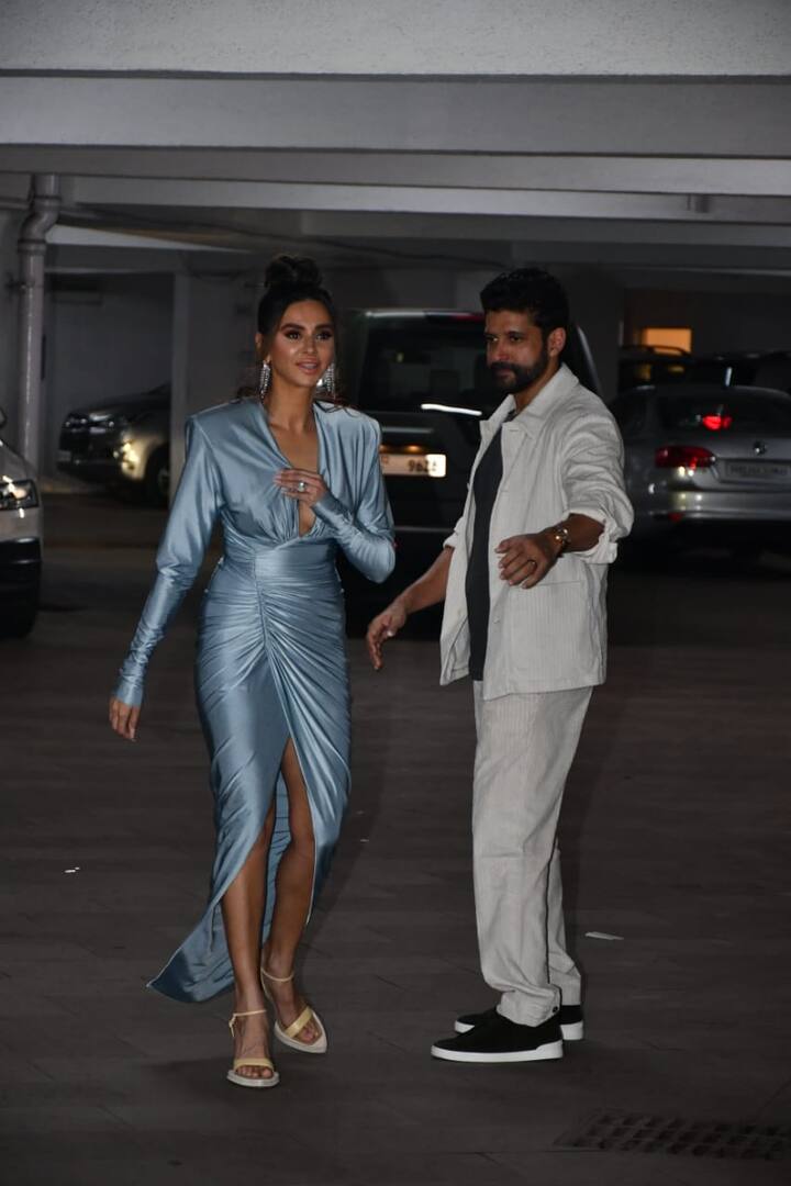 गुरुवार को नए नवेले दूल्हा दुल्हन एक बार फिर आफ्टर पार्टी सेलिब्रेशन में स्पॉट हुए. रितेश सिधवानी ने इस जोड़े के लिए पार्टी दी जिसमे शिबानी के लुक ने हर किसी के होश उड़ा दिए.
