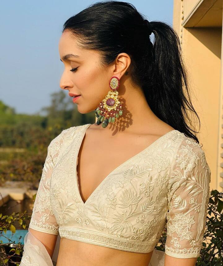 श्रद्धा ने अपना ये लुक बहुत सिंपल रखा. उन्होंने लहंगा के साथ ईयरिंग पहने हैं और बहुत ही लाइट मेकअप किया है. श्रद्धा ने अपने लुक की तरह हेयरस्टाइल भी सिंपल रखा है. उन्होंने पोनी की थी. (फोटो-सोशल मीडिया)