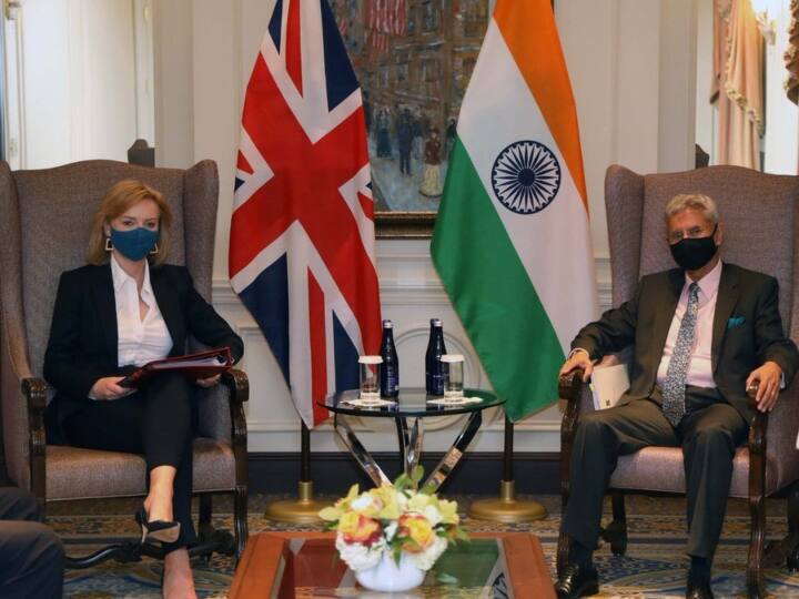 Russia Ukraine War India Foreign Minister S jaishankar Talks to his British Counterpart over situation in keiv Russia-Ukraine War: रूस-यूक्रेन की जंग से दुनिया में हड़कंप, स्थिति पर ब्रिटेन की विदेश मंत्री के साथ एस जयशंकर ने किया मंथन