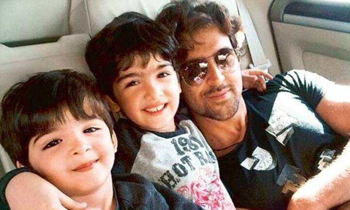 रितिक रोशन के दो बेटे हैं. दोनों बेटे रेहान और रिदान भी आराध्या के स्कूल मेट्स हैं. दोनों धीरूभाई अंबानी इंटरनेशनल स्कूल में पढ़ते हैं.