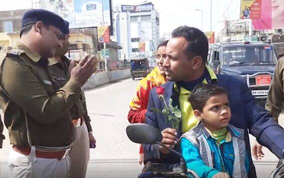 Muzaffarpur: Traffic नियम तोड़ने वालों को जागरुक करने के लिए पुलिस ने अनोखा तरीका अपनाया
