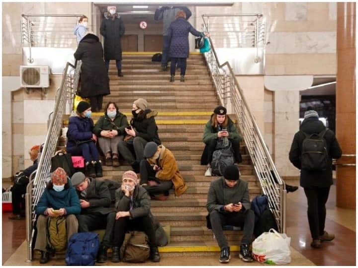 Russia Ukrain War Frightened Ukrainians took to metro stations in the capital Kyiv for hiding air missile attacks Watch: रूस की बमबारी से बचने के लिए राजधानी कीव के मेट्रो स्टेशन में छिपे यूक्रेन के लोग, हर शहर में दहशत